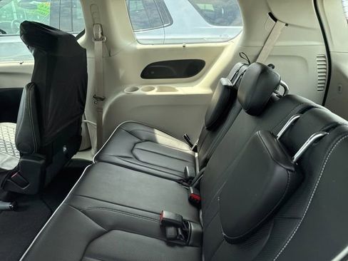 Used 2024 Chrysler Pacifica Limited FWD image 6