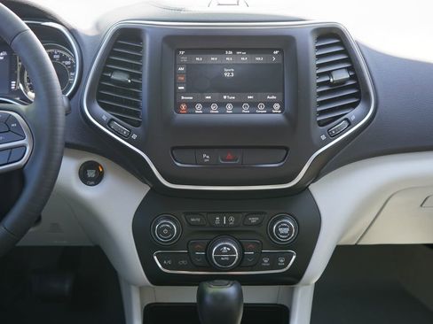 Used 2020 Jeep Cherokee Latitude Plus w/ Comfort/Convenience Group FWD image 23