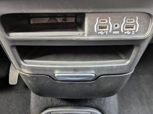 Used 2025 Chrysler Pacifica Select image 11