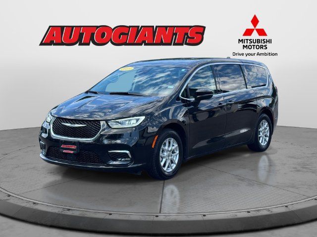 Used 2023 Chrysler Pacifica Touring-L FWD image 7