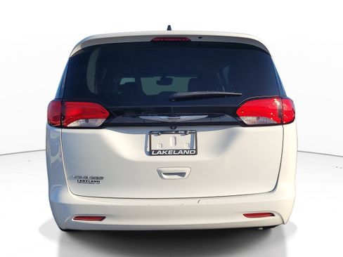 Used 2023 Chrysler Voyager LX FWD image 5