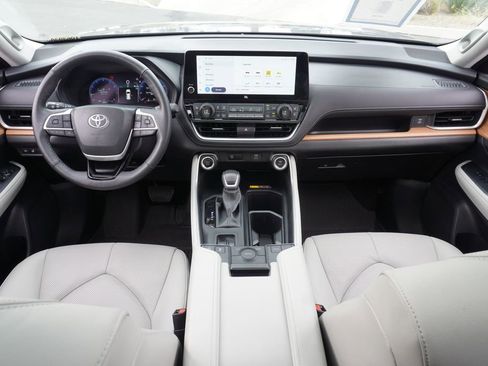 Used 2025 Toyota Grand Highlander Limited image 12