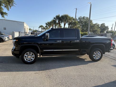Used 2024 Chevrolet Silverado 2500 High Country w/ High Country Premium Package AWD/4WD image 4