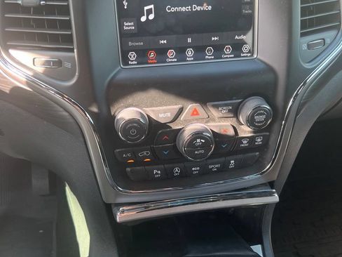Used 2020 Jeep Grand Cherokee Laredo RWD image 23
