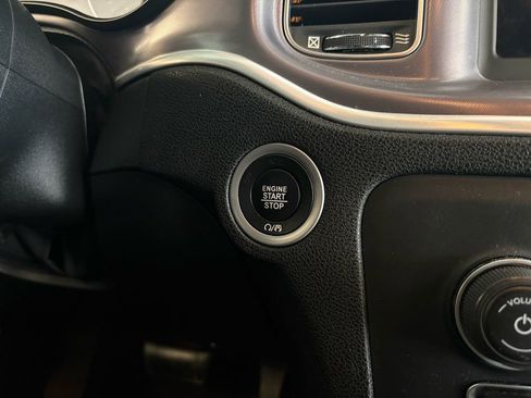Used 2019 Dodge Charger SXT RWD image 27