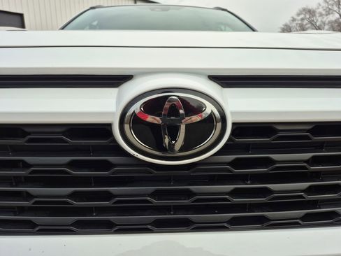 Used 2022 Toyota RAV4 XLE w/ Carpet Mat Package (TMS) image 31