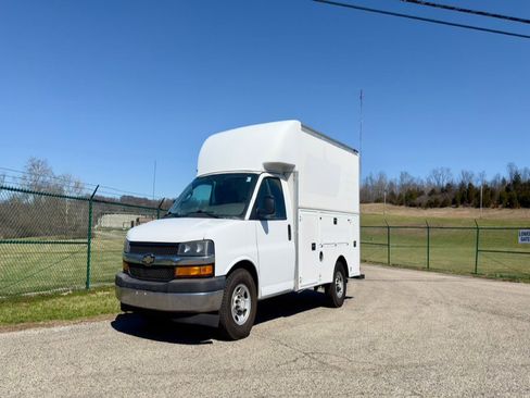 Used 2017 Chevrolet Express 3500 w/ Chrome Appearance Package RWD image 1