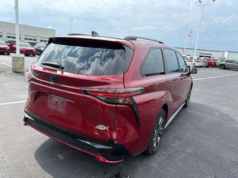 Used 2025 Toyota Sienna XSE w/ XSE Premium Package AWD/4WD image 7