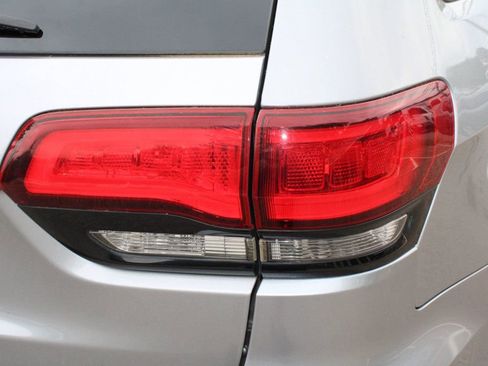 Used 2017 Jeep Grand Cherokee Altitude RWD image 11