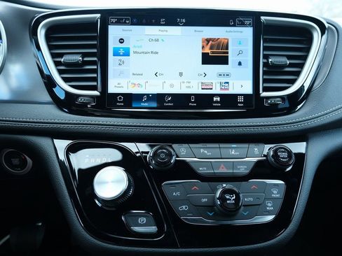 New 2026 Chrysler Pacifica Select image 18