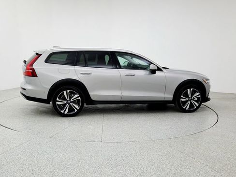 Certified 2025 Volvo V60 B5 Cross Country Plus image 4