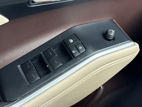 Used 2022 Toyota Highlander XLE FWD image 19