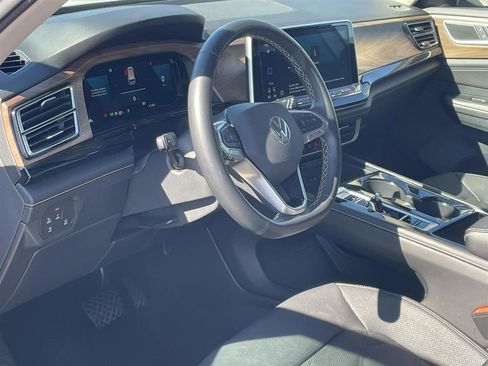 Used 2025 Volkswagen Atlas SE image 14
