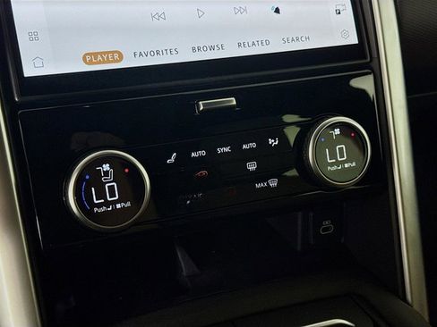 Used 2025 Land Rover Discovery Dynamic SE image 18