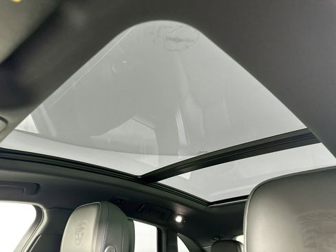 Certified 2025 Porsche Macan image 36