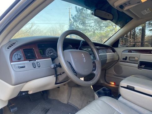 Used 2005 Lincoln Town Car Signature image 14