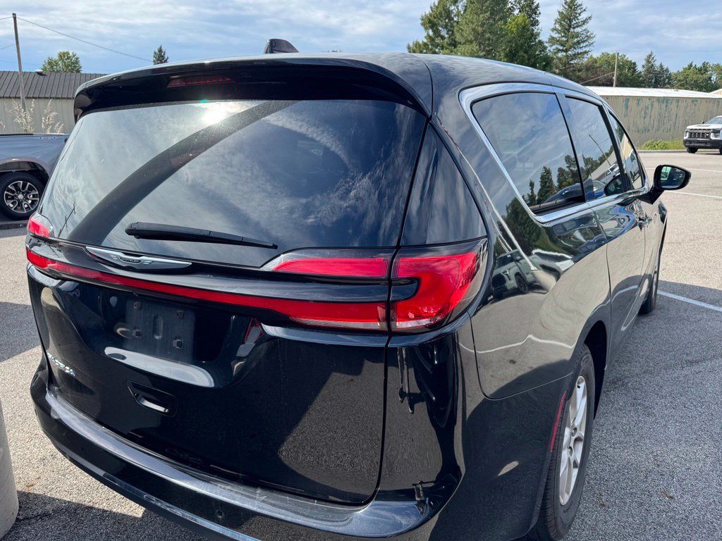 Used 2025 Chrysler Pacifica Select FWD image 4