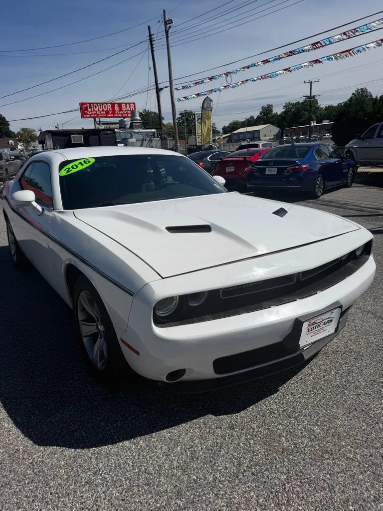 Used 2016 Dodge Challenger SXT RWD image 4