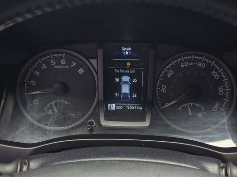 Used 2017 Toyota Tacoma TRD Off-Road image 31