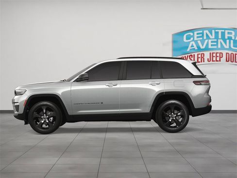 New 2025 Jeep Grand Cherokee Limited w/ Black Appearance Package image 3