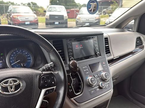 Used 2019 Toyota Sienna XLE image 41