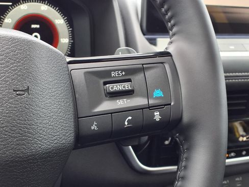 Used 2025 Nissan Rogue Platinum FWD image 22