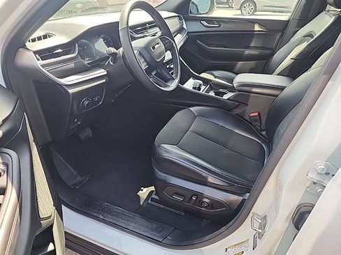 Used 2025 Jeep Grand Cherokee Altitude AWD/4WD image 10