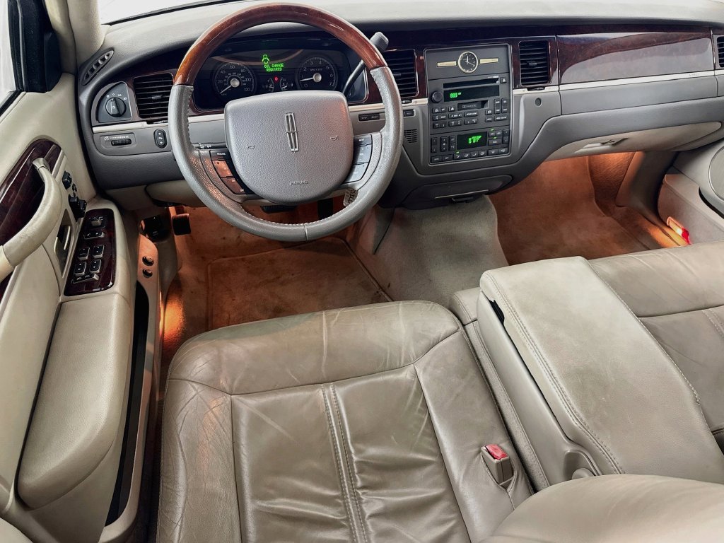 Used 2007 Lincoln Town Car Signature Limited RWD image 24