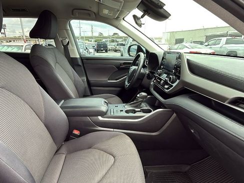 Used 2021 Toyota Highlander LE AWD/4WD image 32
