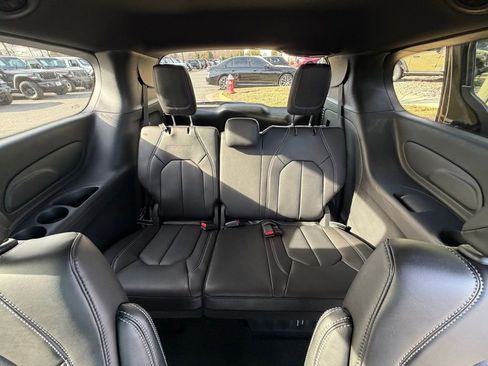 New 2026 Chrysler Pacifica Select image 13
