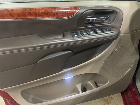 Used 2015 Chrysler Town & Country Touring-L image 24