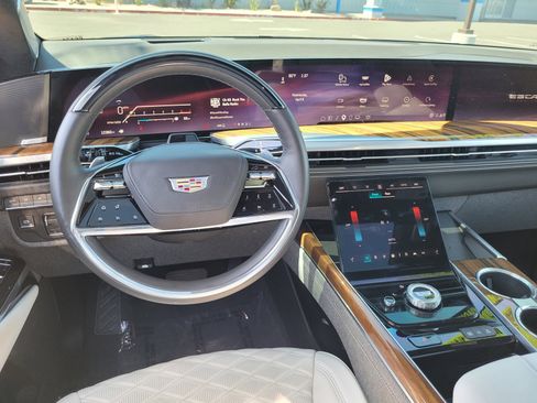 Certified 2025 Cadillac Escalade Sport Platinum AWD/4WD image 19