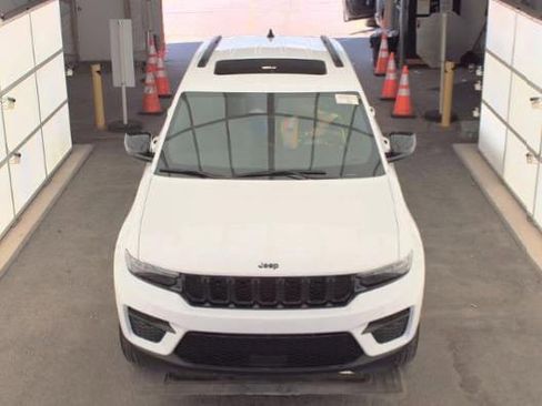 Used 2024 Jeep Grand Cherokee Altitude image 2