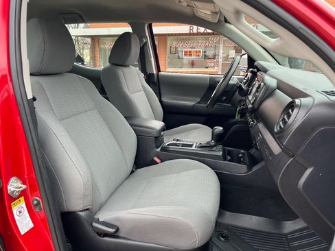 Used 2017 Toyota Tacoma SR image 18