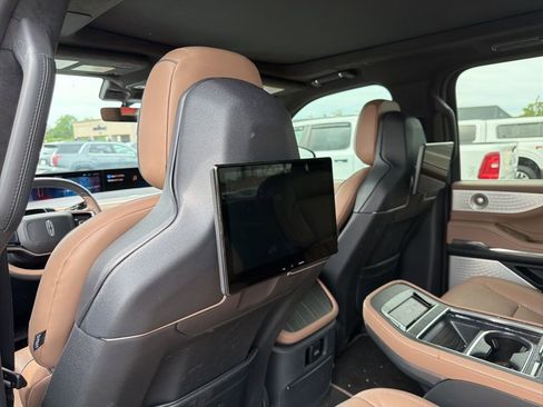 Used 2025 Lincoln Navigator Black Label image 14