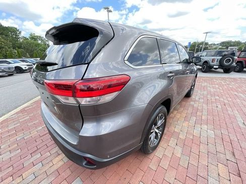 Used 2018 Toyota Highlander LE FWD image 35