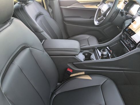 New 2025 Jeep Grand Cherokee Limited image 8