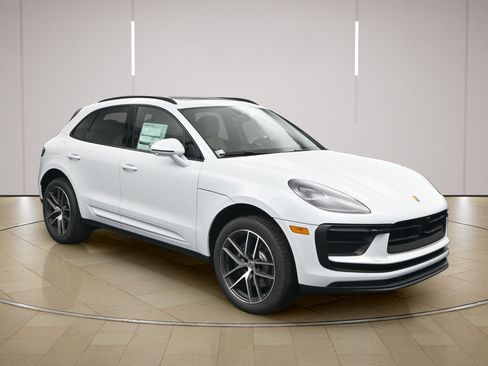Certified 2026 Porsche Macan AWD/4WD image 26