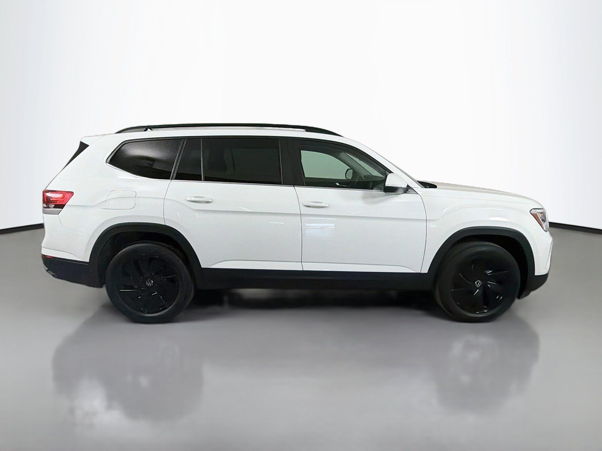 Used 2024 Volkswagen Atlas SE w/ Black Wheel Package FWD image 4