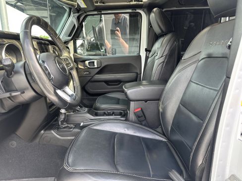 Used 2020 Jeep Wrangler Unlimited Sahara w/ Uconnect 4C Nav & Sound Group AWD/4WD image 9