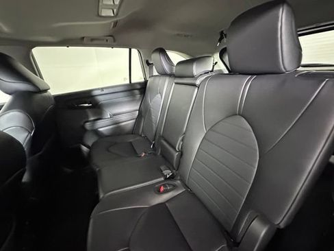 Used 2024 Toyota Highlander XLE AWD/4WD image 18