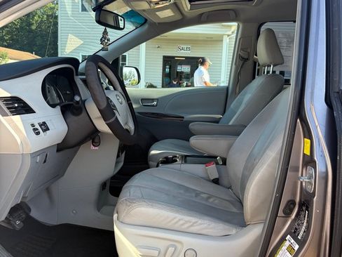 Used 2011 Toyota Sienna XLE FWD image 9