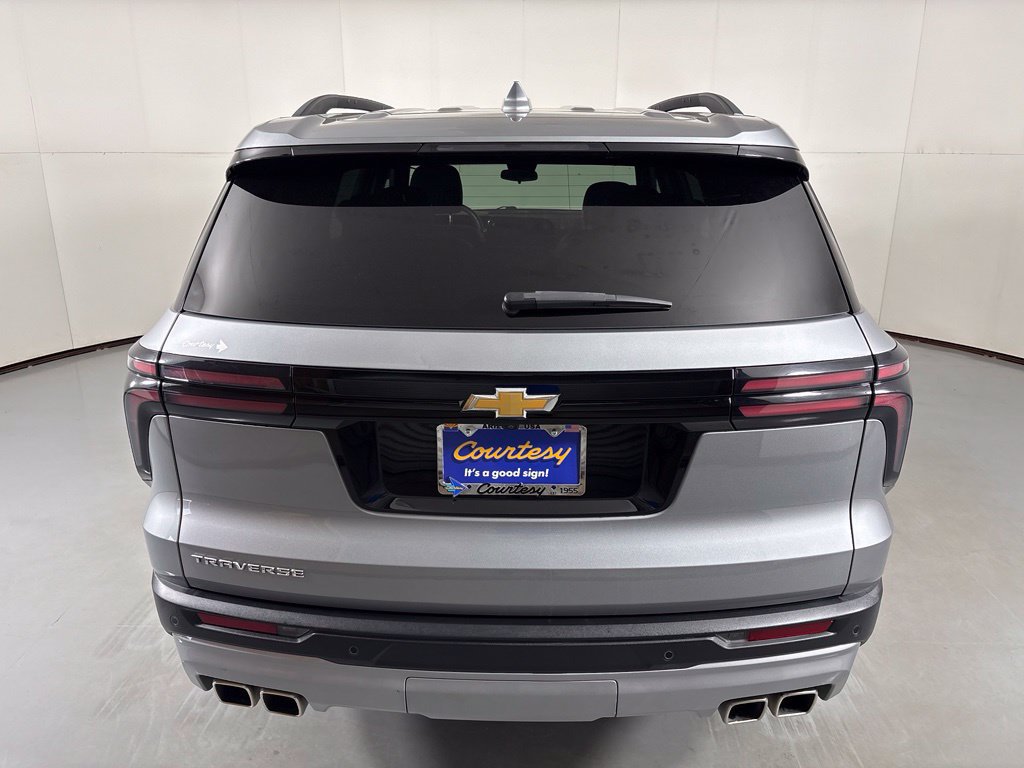 Used 2025 Chevrolet Traverse LT FWD image 7