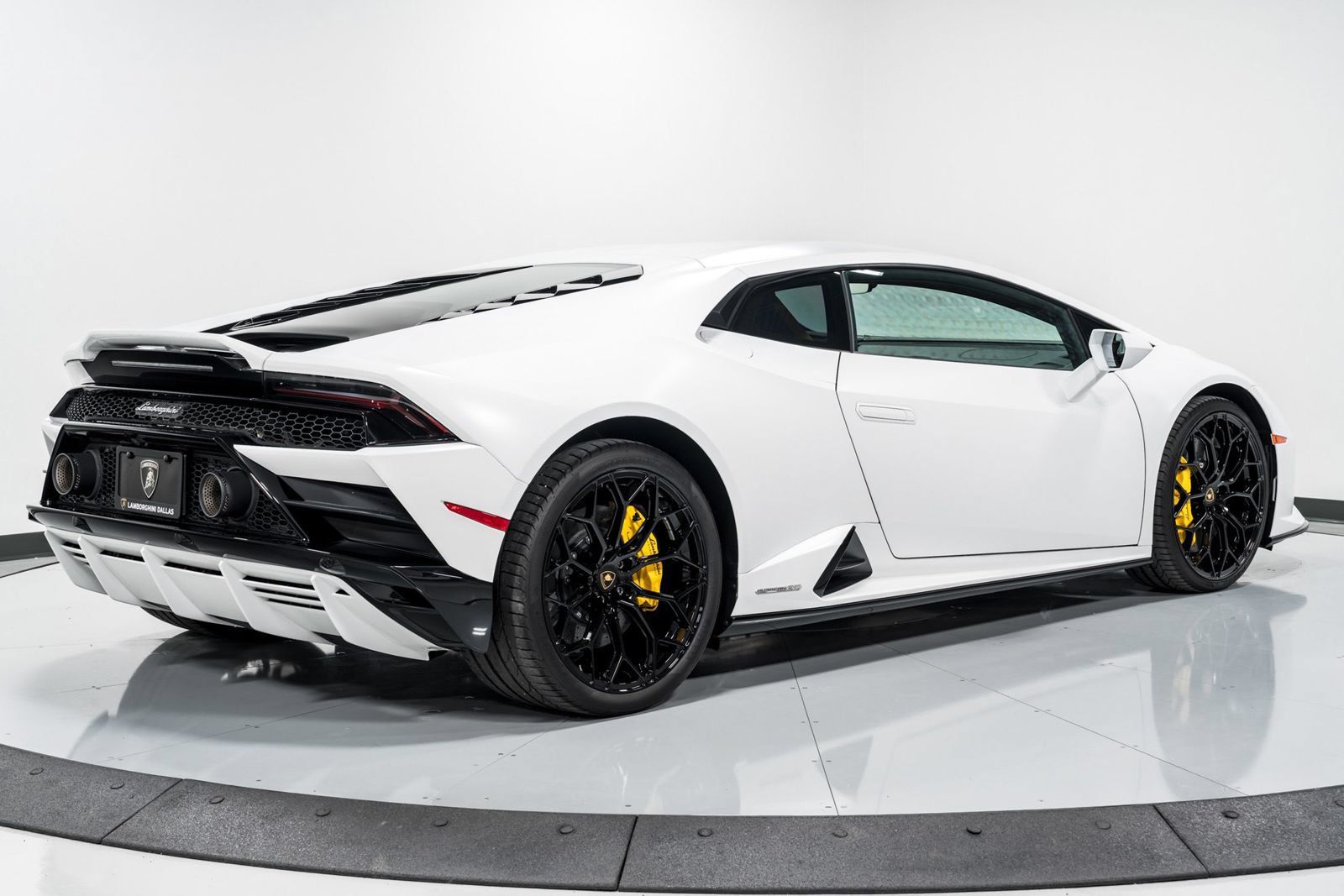 Used 2022 Lamborghini Huracan EVO AWD/4WD image 3