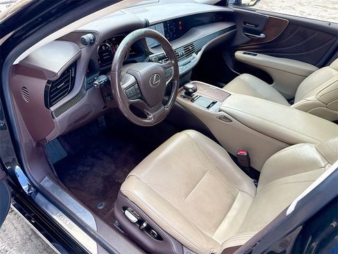 Used 2019 Lexus LS 500 w/ Accessory Package (Z2) image 25