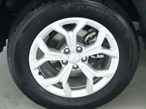 Used 2024 Jeep Compass Latitude AWD/4WD image 12