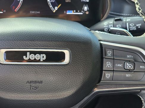 Used 2023 Jeep Grand Cherokee Laredo image 16