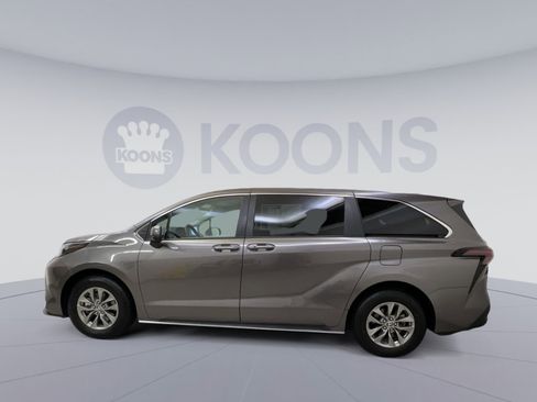 Used 2024 Toyota Sienna LE image 2