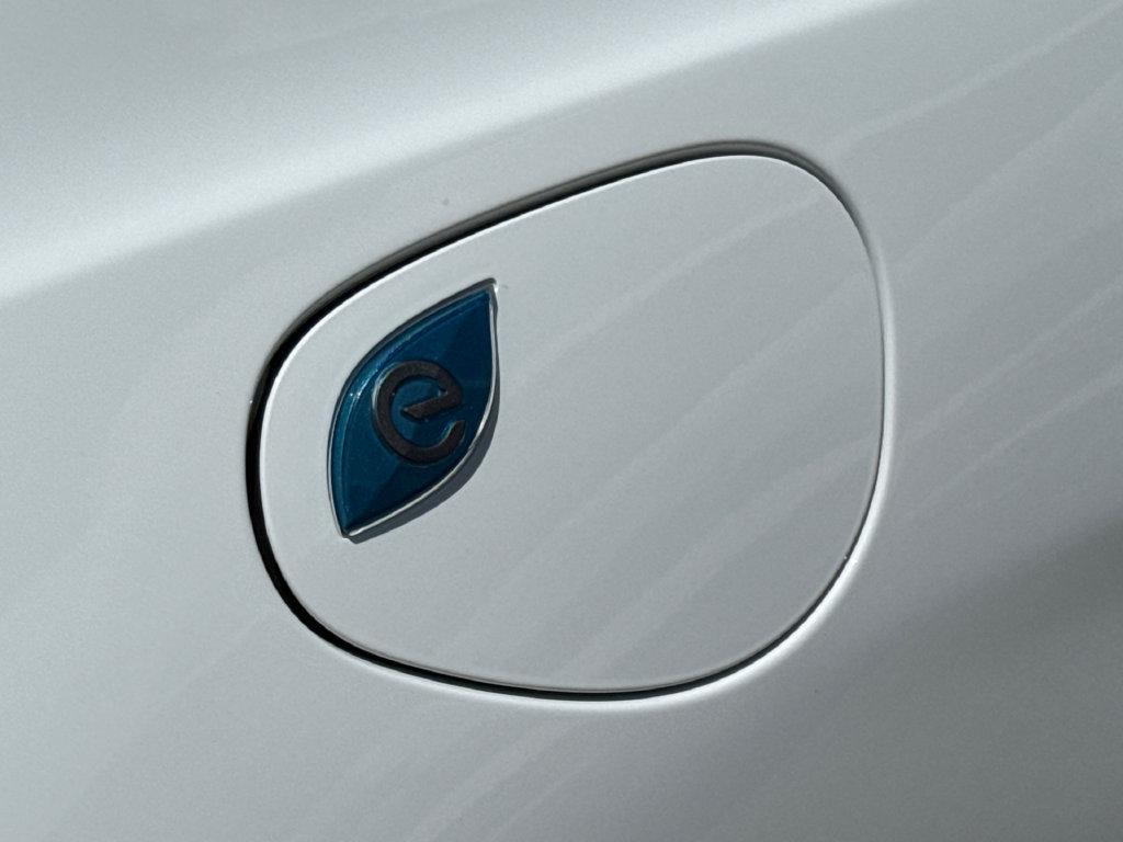 Used 2024 Chrysler Pacifica Limited FWD image 11