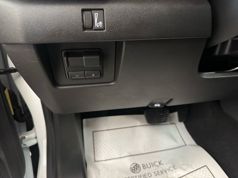 Used 2025 GMC Canyon Denali image 16